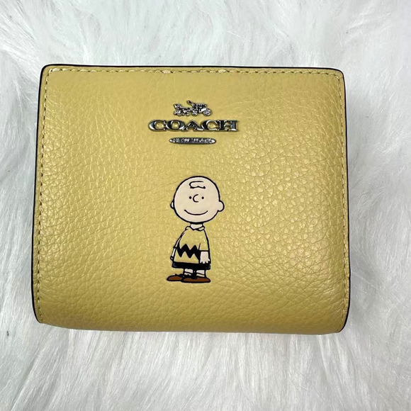 Coach X Peanuts Snap Wallet with Charlie Brown in Pebble Leather Hay CBN90 NWT - Picture 1 of 6